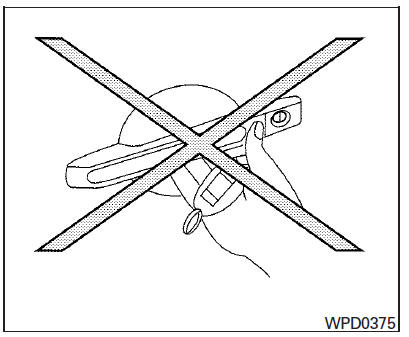 Nissan Maxima. Door locks/unlocks precaution