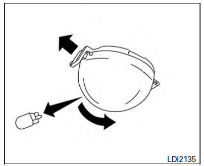 Nissan Maxima. Trunk light